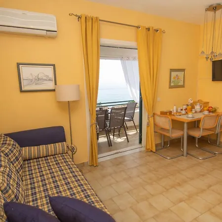 Alexandras On The And Pool *