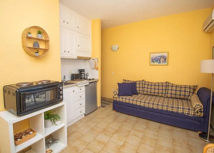 Alexandras On The And Pool *