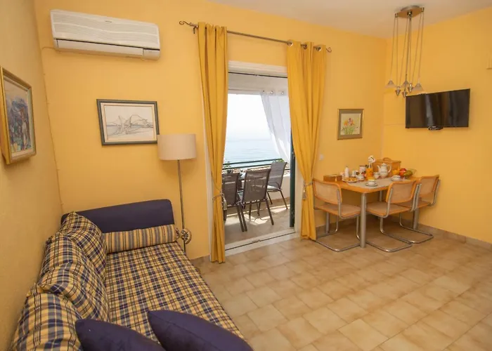 Alexandras On The And Pool *